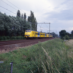 852436 Gezicht op de spoorlijn Utrecht-Arnhem vanaf de Mereveldseweg te Utrecht, met een stoptrein (electrische ...